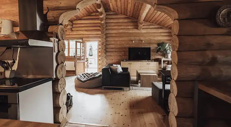 Lækkert bjælkehus nær strand og skov