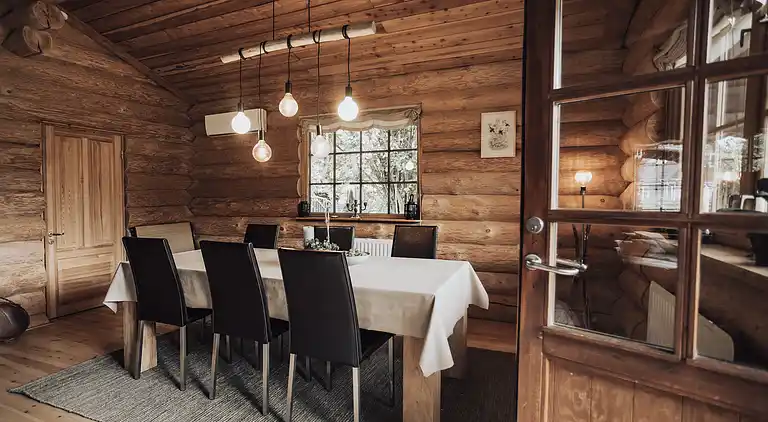 Lækkert bjælkehus nær strand og skov