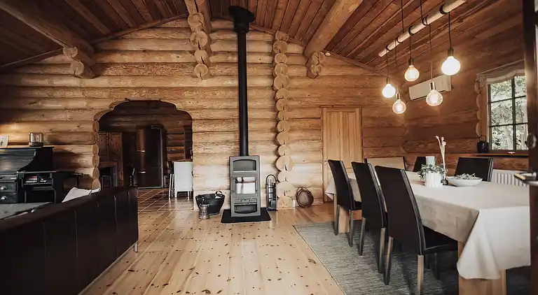 Lækkert bjælkehus nær strand og skov