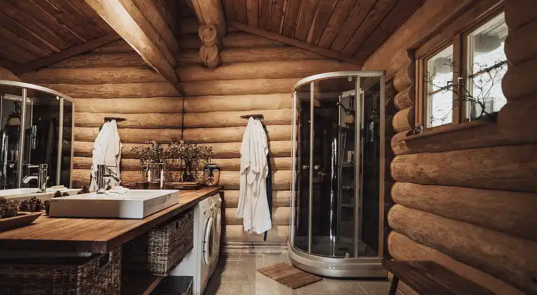 Lækkert bjælkehus nær strand og skov