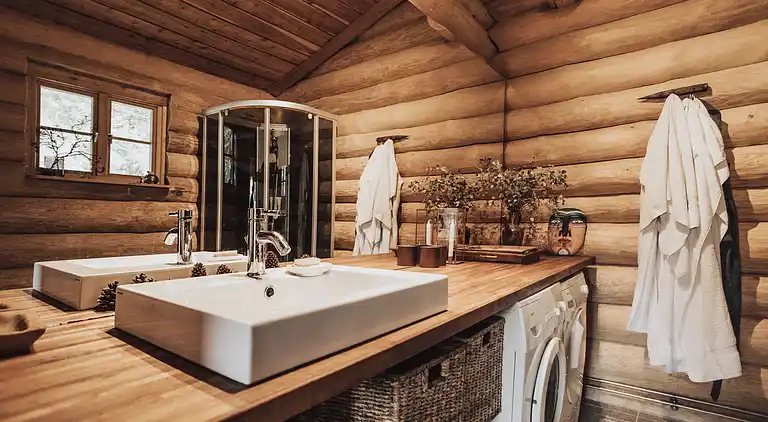 Lækkert bjælkehus nær strand og skov