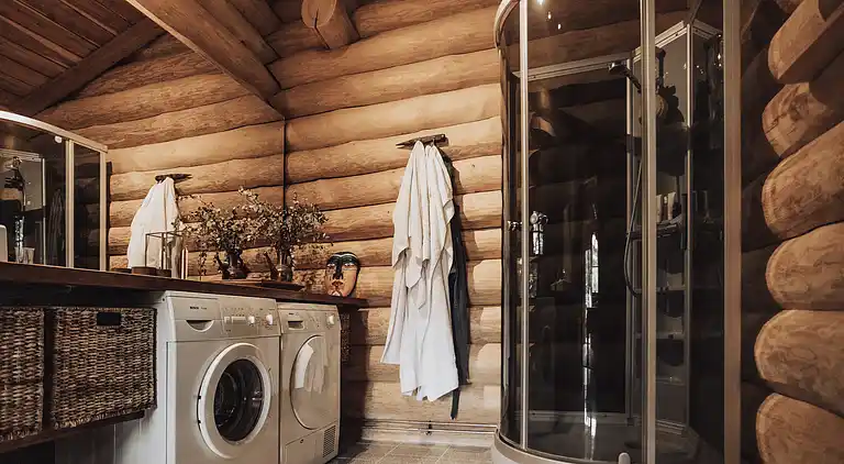 Lækkert bjælkehus nær strand og skov