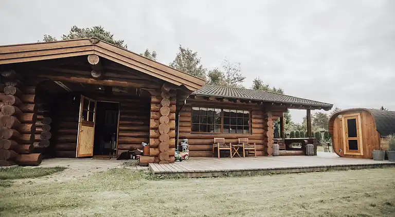 Lækkert bjælkehus nær strand og skov