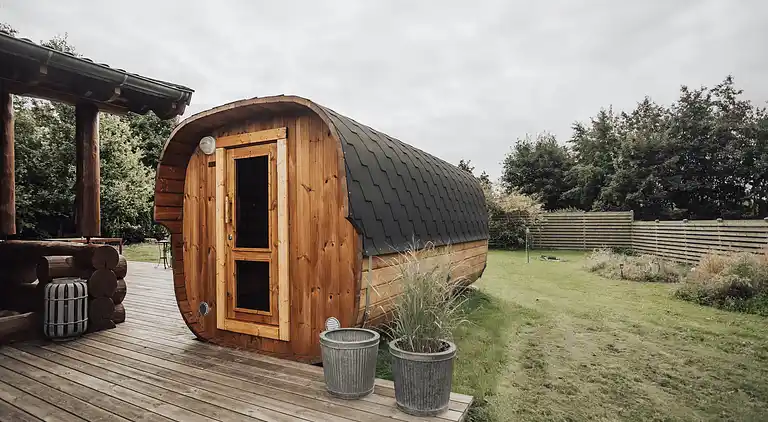 Lækkert bjælkehus nær strand og skov