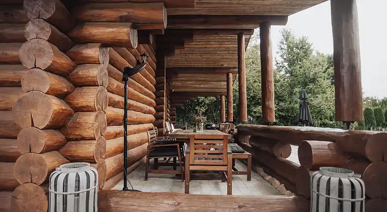 Lækkert bjælkehus nær strand og skov