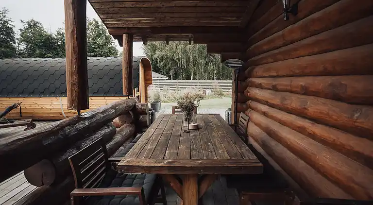 Lækkert bjælkehus nær strand og skov