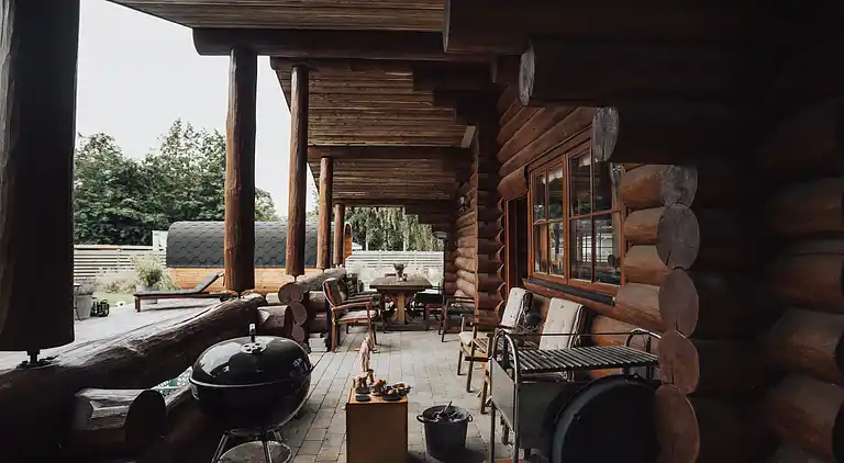 Lækkert bjælkehus nær strand og skov