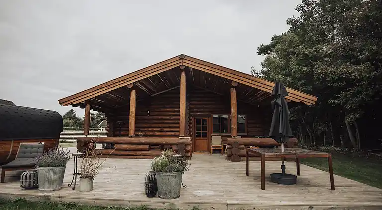 Lækkert bjælkehus nær strand og skov