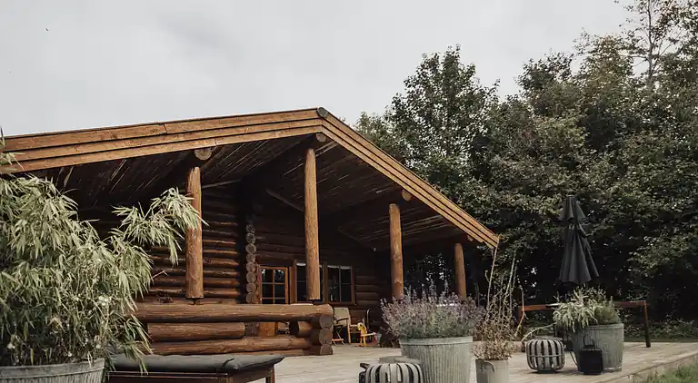 Lækkert bjælkehus nær strand og skov