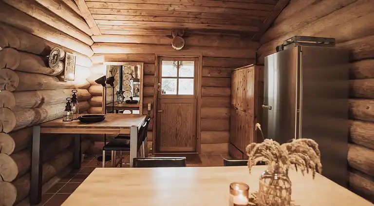 Lækkert bjælkehus nær strand og skov