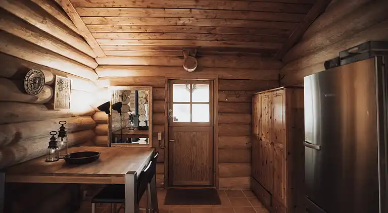 Lækkert bjælkehus nær strand og skov