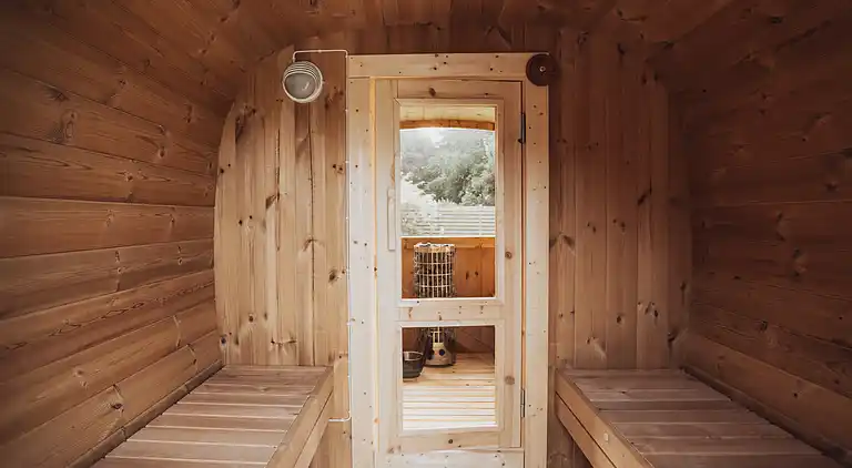 Lækkert bjælkehus nær strand og skov
