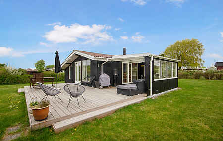Newly renovated classic wooden cottage on Enø