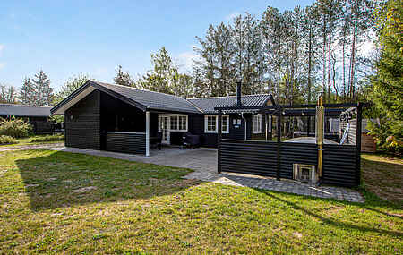 Modern cottage with outdoor spa and activity room