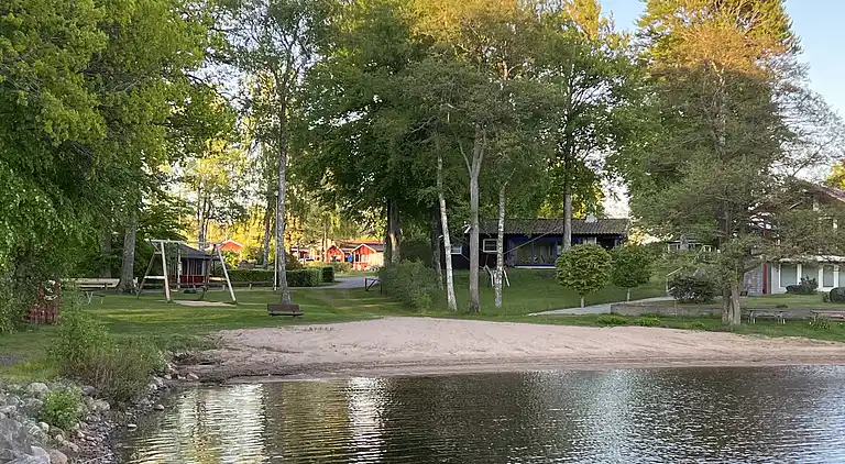 Hemtrevlig stuga med fantastisk utsikt över sjön Bolmen