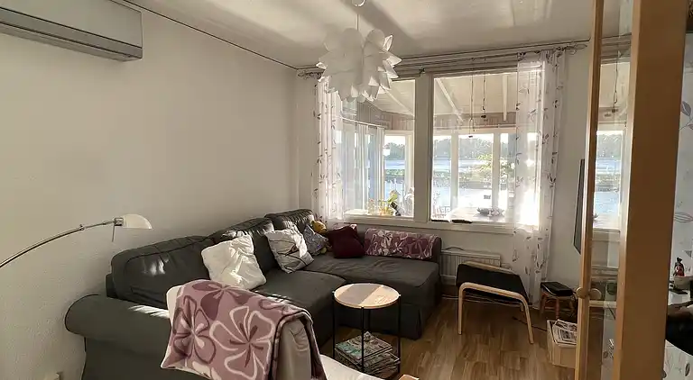 Hemtrevlig stuga med fantastisk utsikt över sjön Bolmen