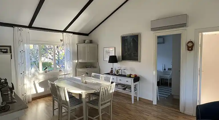 Hemtrevlig stuga med fantastisk utsikt över sjön Bolmen