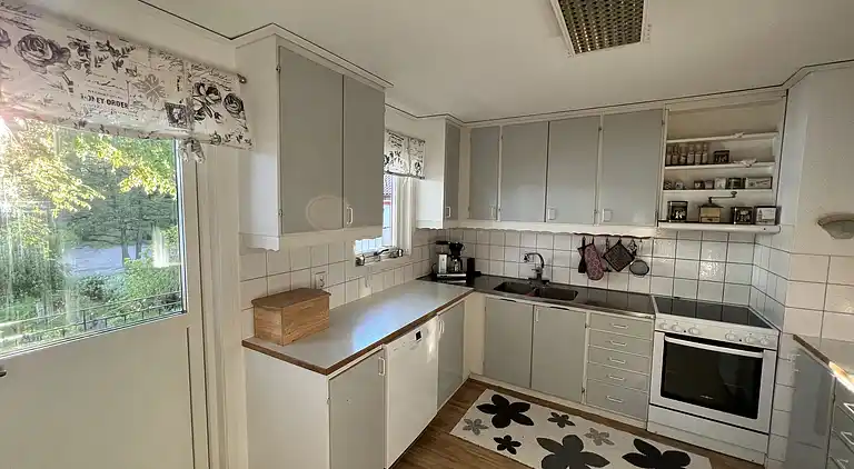 Hemtrevlig stuga med fantastisk utsikt över sjön Bolmen