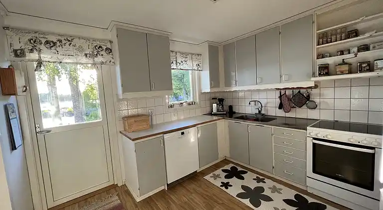 Hemtrevlig stuga med fantastisk utsikt över sjön Bolmen