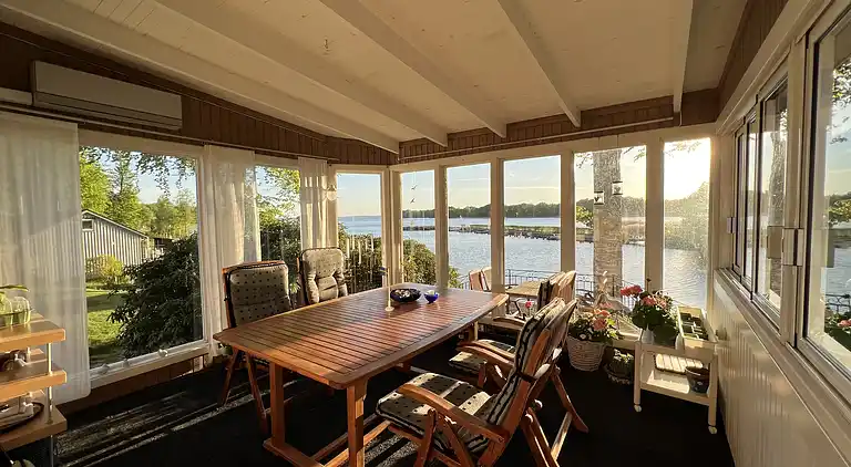 Hemtrevlig stuga med fantastisk utsikt över sjön Bolmen