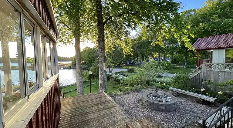 Hemtrevlig stuga med fantastisk utsikt över sjön Bolmen