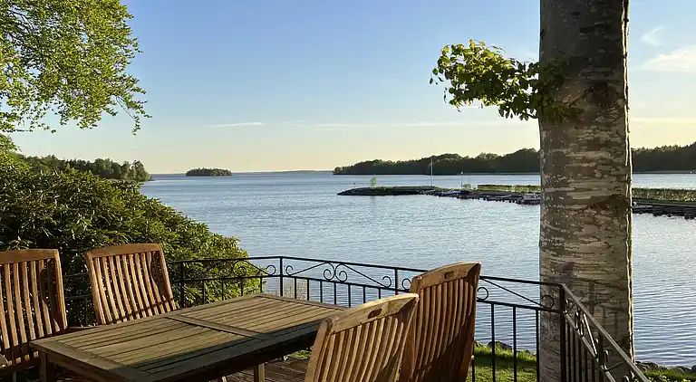 Hemtrevlig stuga med fantastisk utsikt över sjön Bolmen