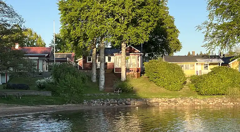 Hemtrevlig stuga med fantastisk utsikt över sjön Bolmen