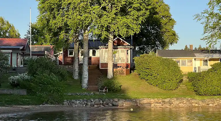 Hemtrevlig stuga med fantastisk utsikt över sjön Bolmen