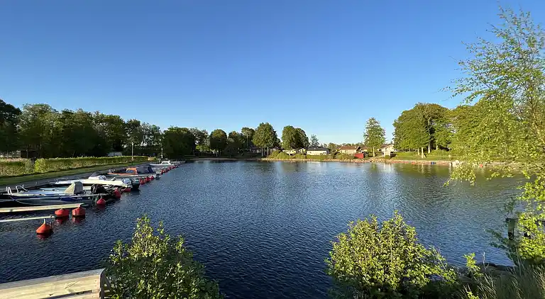 Hemtrevlig stuga med fantastisk utsikt över sjön Bolmen