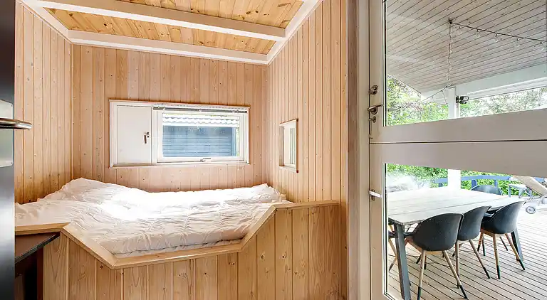 Summer house with terrace overlooking nature