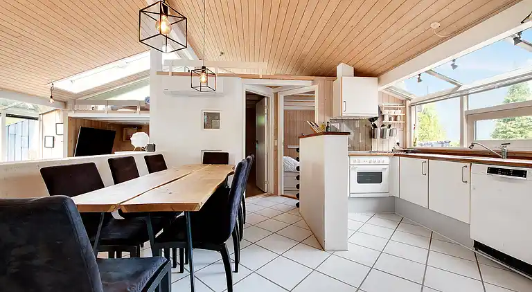 Summer house with terrace overlooking nature