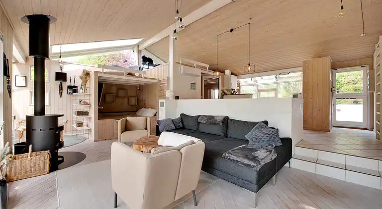 Summer house with terrace overlooking nature