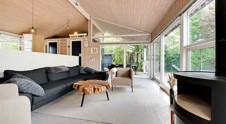 Summer house with terrace overlooking nature