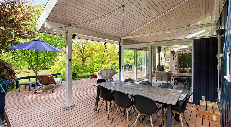 Summer house with terrace overlooking nature
