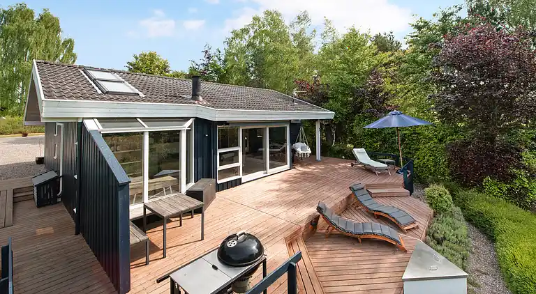 Summer house with terrace overlooking nature