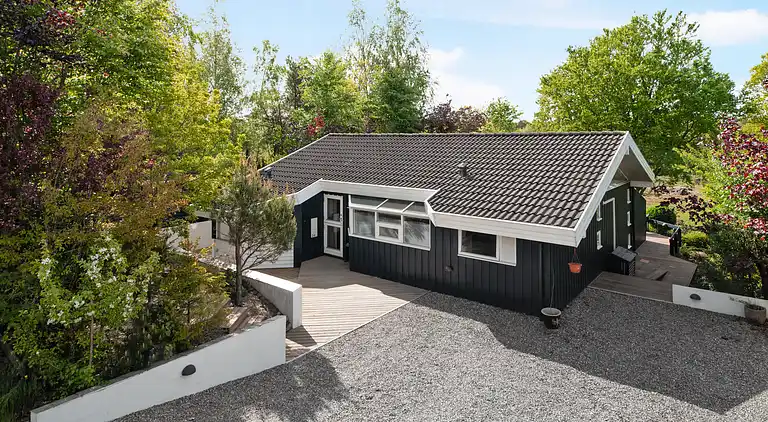 Summer house with terrace overlooking nature
