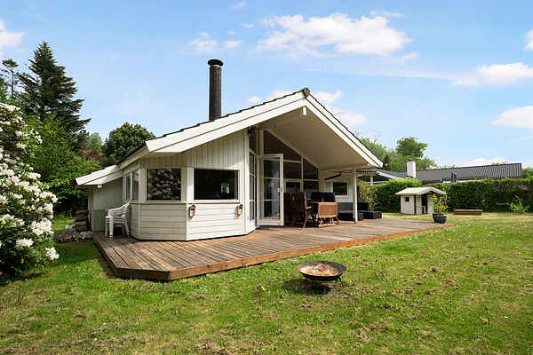 Skønt nyere sommerhus tæt på strand