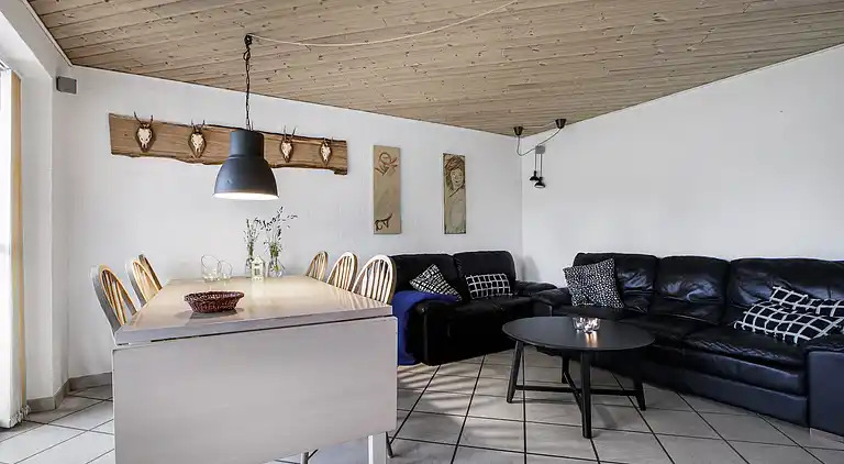 Home for the family in quiet surroundings