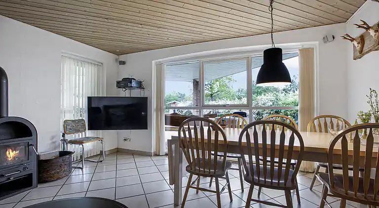 Home for the family in quiet surroundings