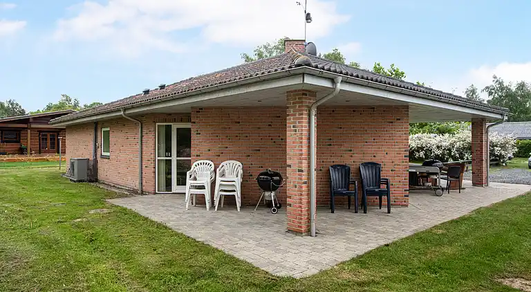 Home for the family in quiet surroundings