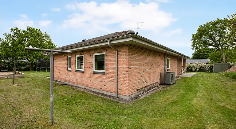 Home for the family in quiet surroundings