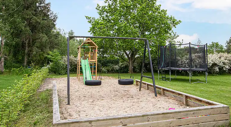 Home for the family in quiet surroundings