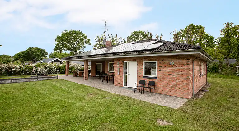 Home for the family in quiet surroundings