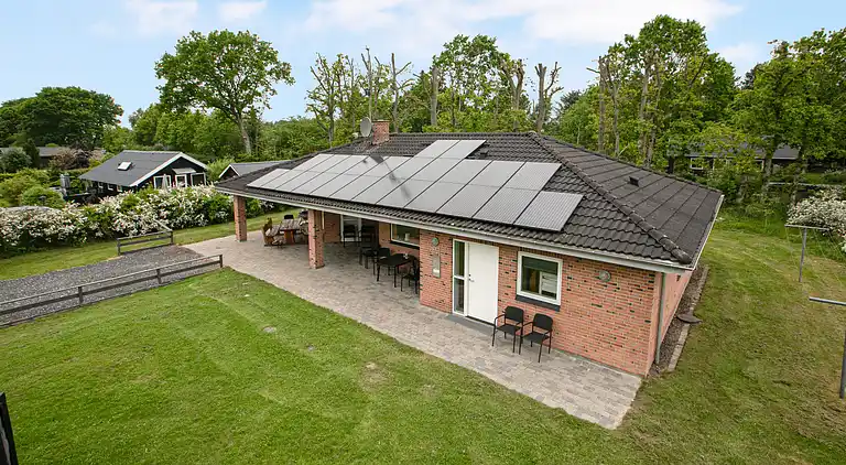 Home for the family in quiet surroundings