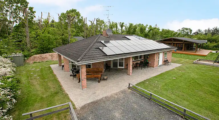 Home for the family in quiet surroundings