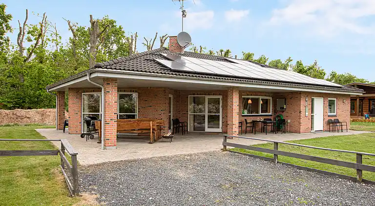 Home for the family in quiet surroundings