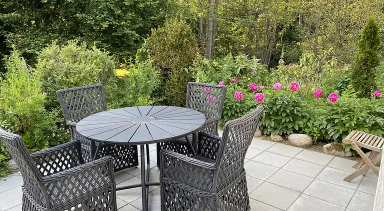 Idyllisch gelegenes Holzhaus an Wald und See