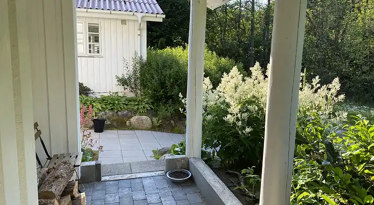 Idyllisch gelegenes Holzhaus an Wald und See