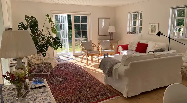 Idyllisch gelegenes Holzhaus an Wald und See