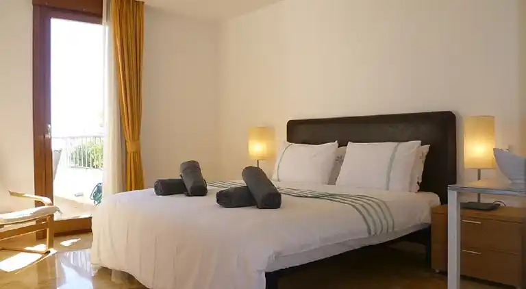 FIN LEJLIGHED - TAET VED STRANDEN